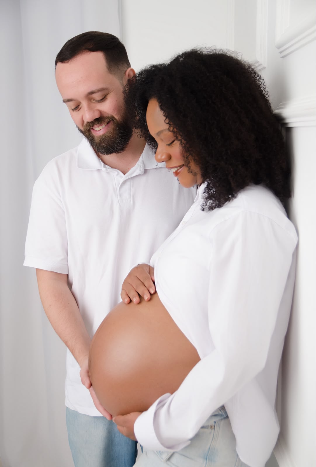 Casal celebrando a chegada do bebê em um ensaio de gestante