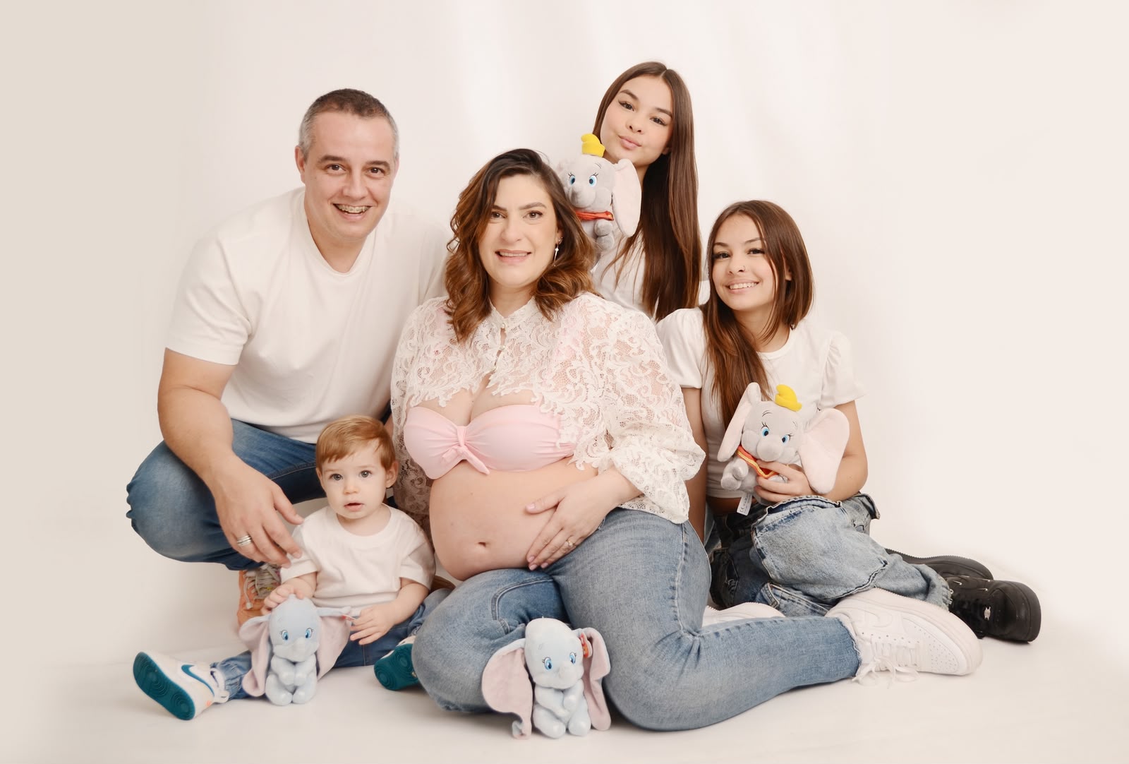 Gestante reunida com sua família em um ensaio fotográfico